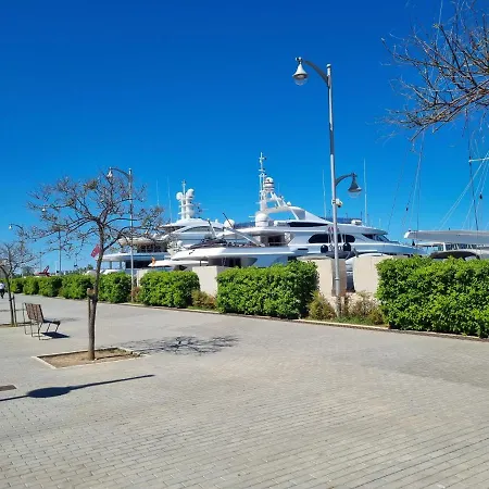 En Frente Al Puerto! *